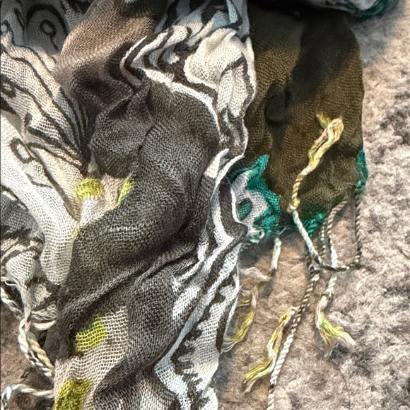 Floral Patterned Scarf in Green and Gray - Picture 4 of 4